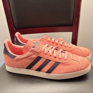 New Men’s Adidas Gazelle Pink Sneakers‎ with Black Stripes Size 12